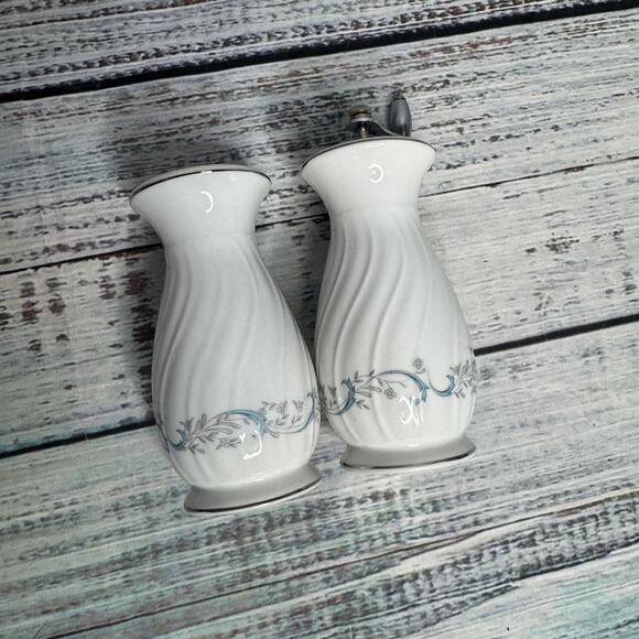 Camelot China Gracious Pattern 1990 Salt & Pepper Shaker And Pepper Mill - Picture 2 of 5